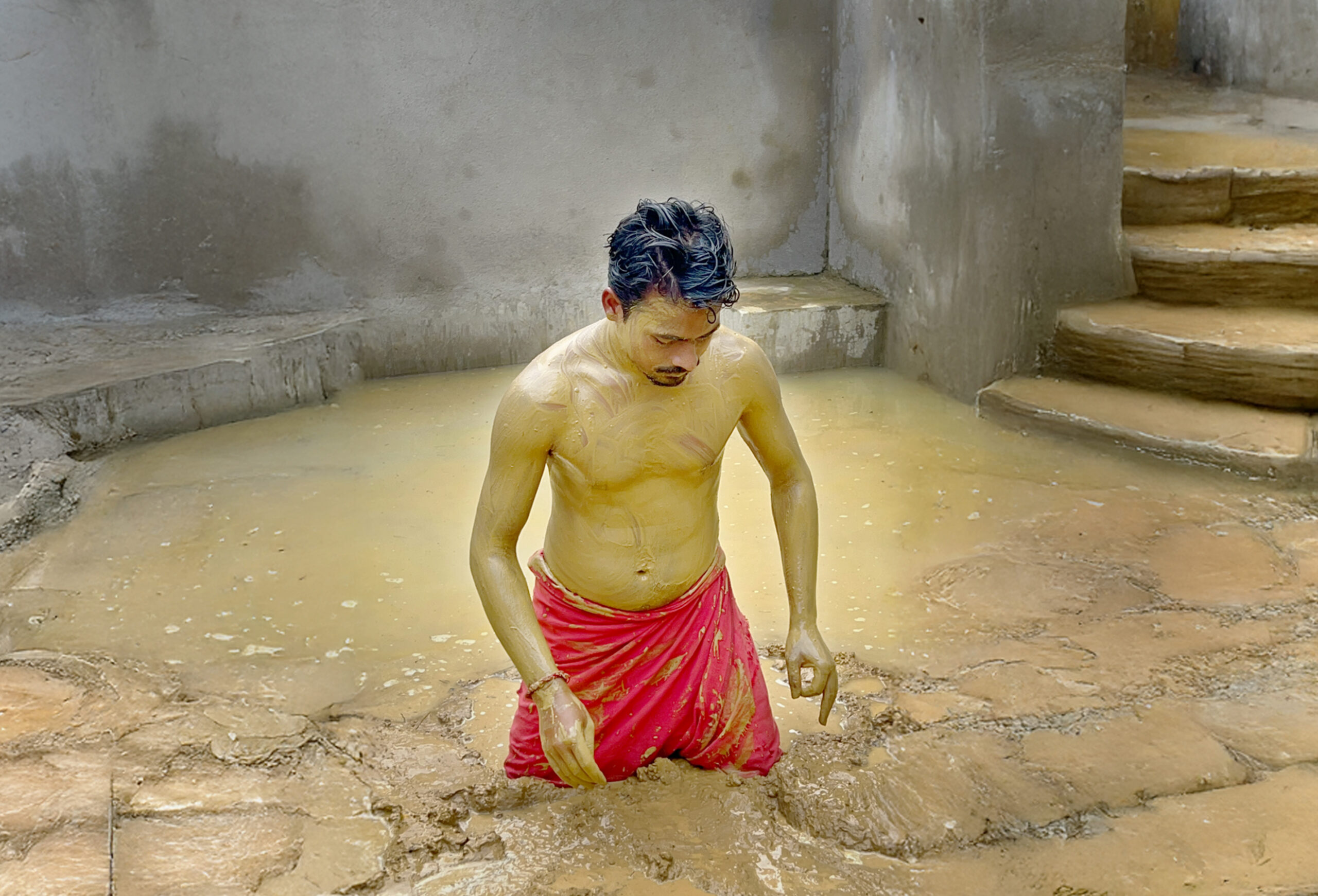 a guy doing mud bath in jamshedpur